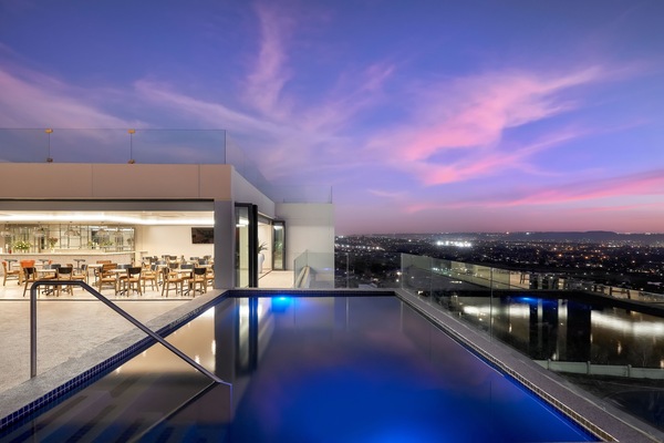 Utomhuspool, parasoller och solstolar