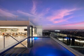 Outdoor pool, pool umbrellas, pool loungers - Blueberry Hill Hotel (Randburg)