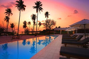 Una piscina al aire libre (de 07:00 a 23:00), sombrillas, tumbonas