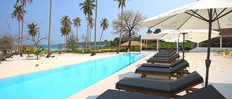 室外游泳池,07:00 至 23:00 开放,池畔遮阳伞,日光浴躺椅