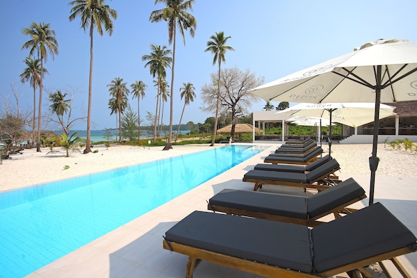 Piscine extérieure, parasols de plage, chaises longues