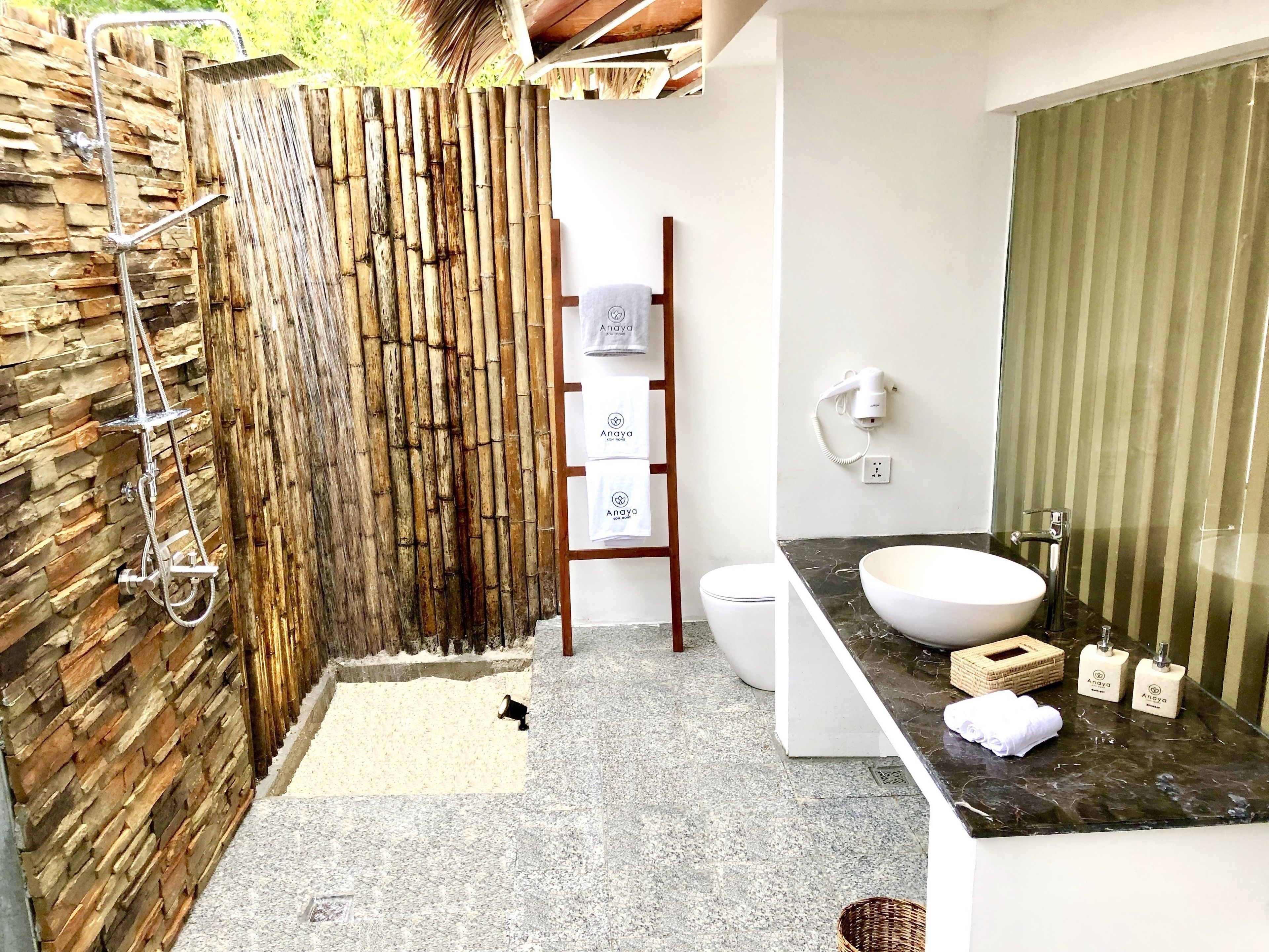 Shower, rainfall showerhead, free toiletries, hair dryer