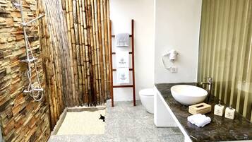 Shower, rainfall showerhead, free toiletries, hair dryer
