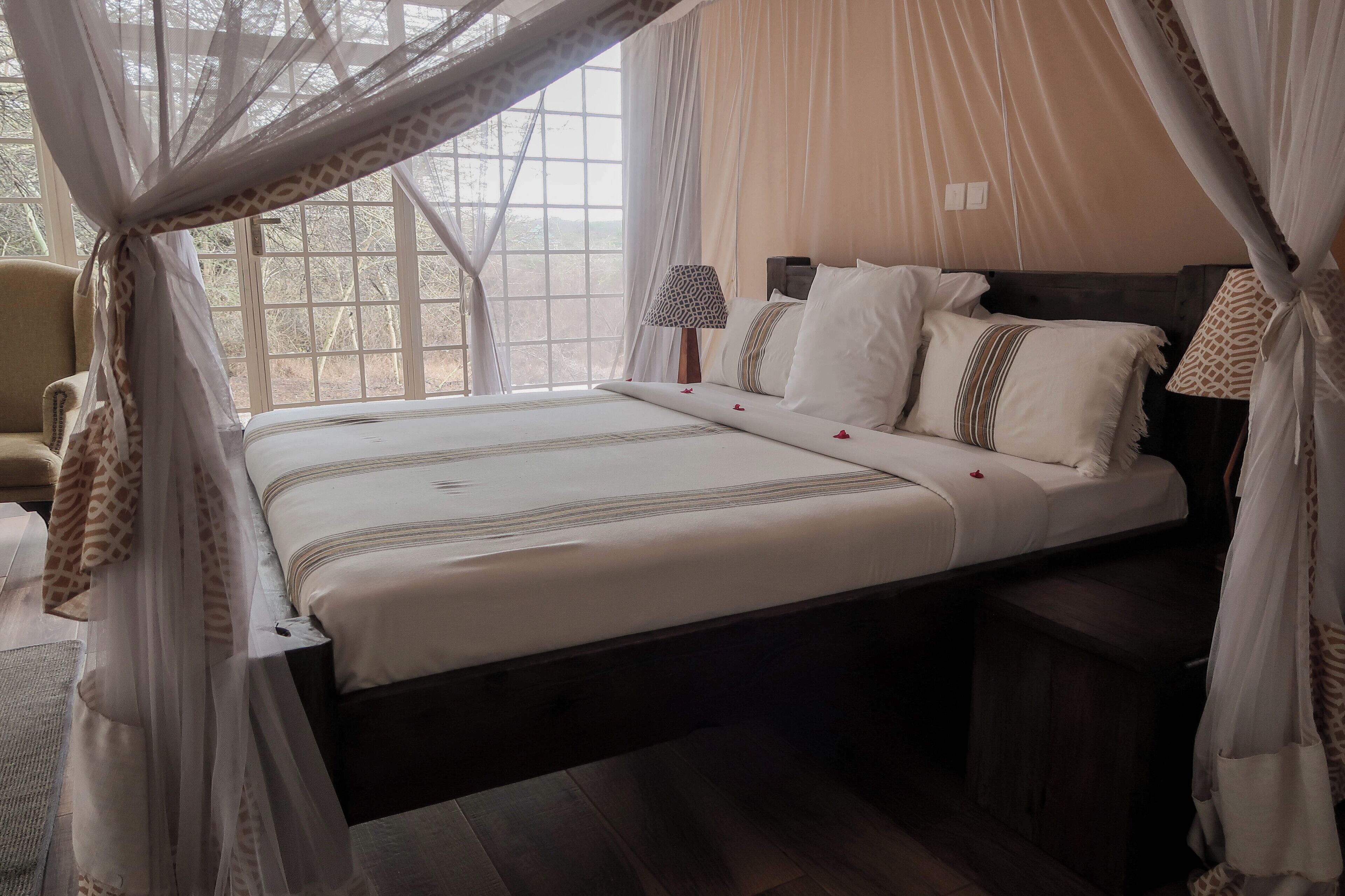 Habitación doble Deluxe | Cortinas blackout y ropa de cama 