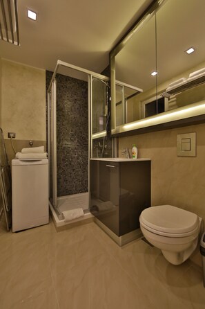 Design Apartment, 2 Bedrooms | Bathroom | Shower, hair dryer, towels, toilet paper