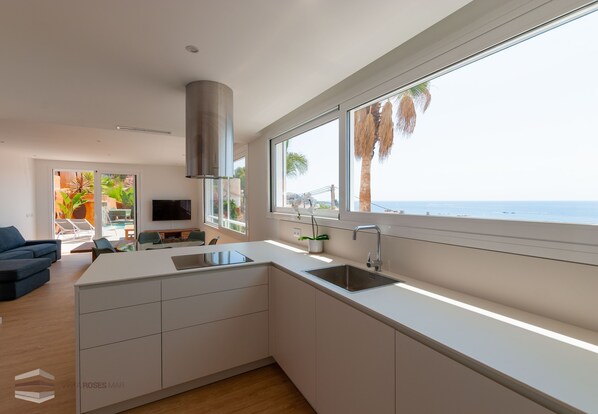 Réfrigérateur, micro-ondes, four, lave-vaisselle