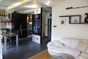Appartement Luxe, 2 chambres | Coin séjour | Télévision à écran plat, lecteur de DVD