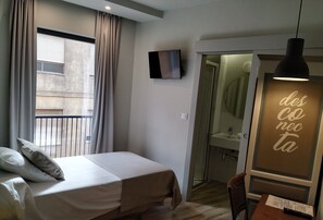Kamar Single Superior, 1 Tempat Tidur Twin Besar (206) | Meja kerja, ruang kerja ramah laptop, dan tirai kedap cahaya