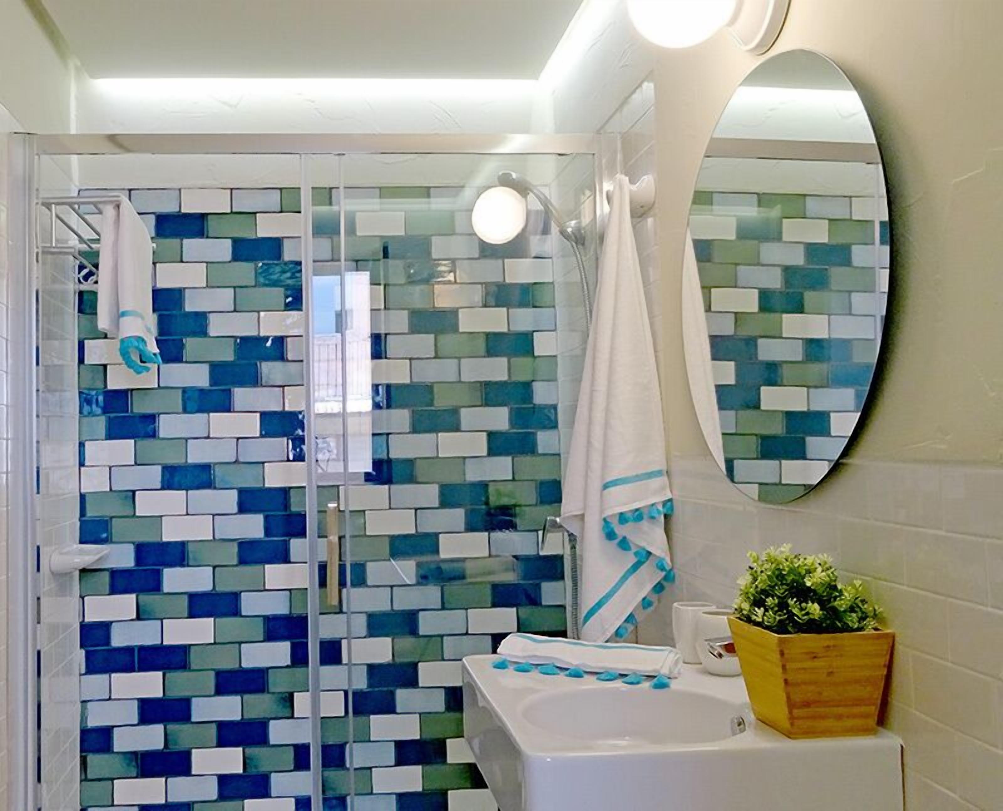 Shower, free toiletries, hair dryer, bidet