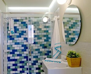 Shower, free toiletries, hair dryer, bidet - Vicente Home (Alcantarilla)