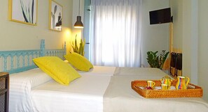 Desk, laptop workspace, blackout drapes, cribs/infant beds - Vicente Home (Alcantarilla)