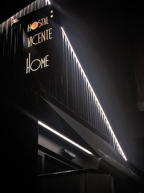 A building with a sign that reads "HOSTAL VICENTE HOME". - Vicente Home (Alcantarilla)