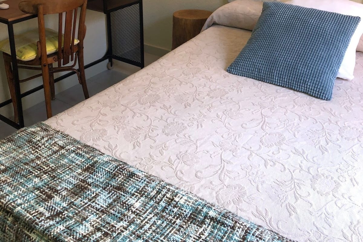 Standaard tweepersoonskamer, 1 queensize bed (305) | Een bureau, een laptopwerkplek, verduisterende gordijnen