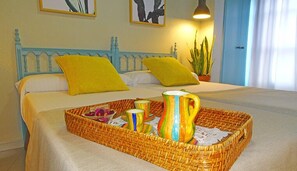 Desk, laptop workspace, blackout drapes, cribs/infant beds - Vicente Home (Alcantarilla)
