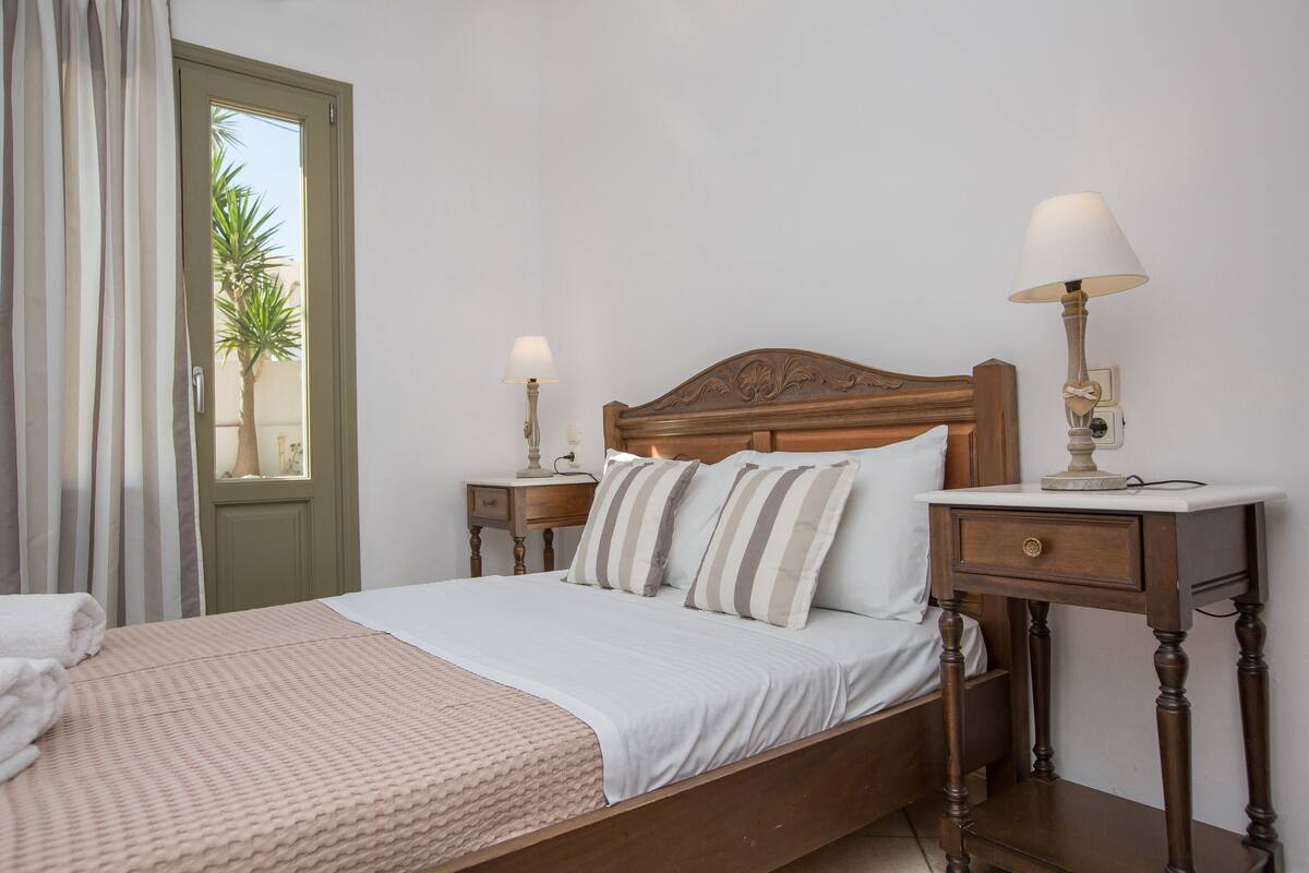 In-room safe, cribs (free), rollaway beds (surcharge), WiFi (free)