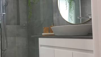 Shower, towels