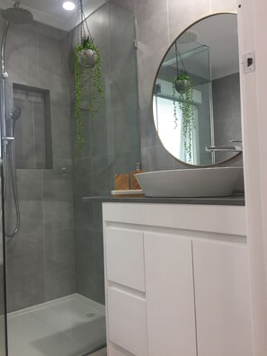 Shower, towels - McCrae beach Villa on Wattle Place, a 5 mins walk to the beach (McCrae)