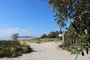 Nära stranden och solstolar