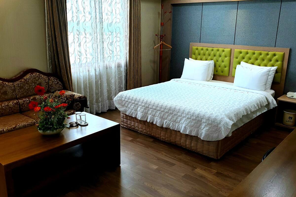 desk, laptop workspace, soundproofing, free wifi