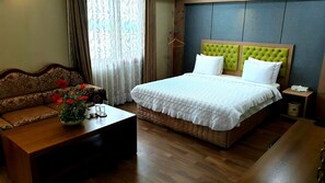 مكتب ومساحة عمل للكمبيوتر المحمول وتجهيزات عازلة للصوت وواي فاي مجانًا