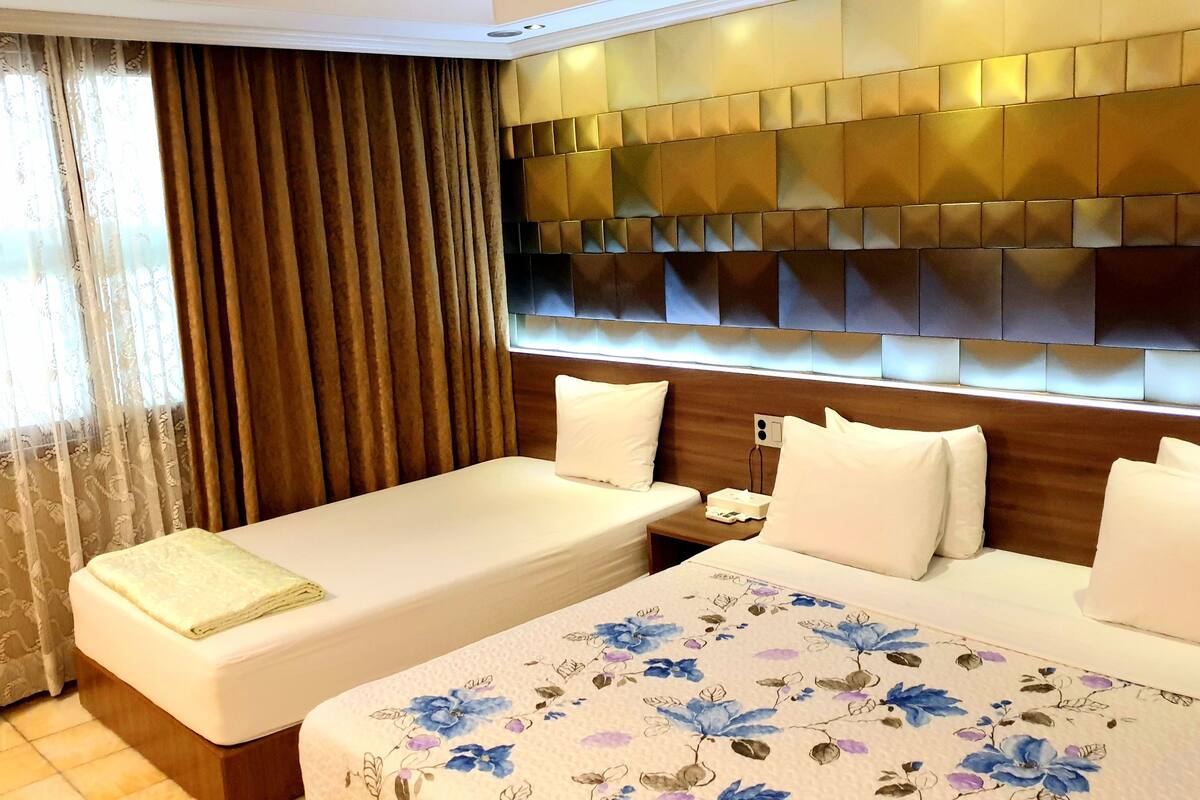 desk, laptop workspace, soundproofing, free wifi