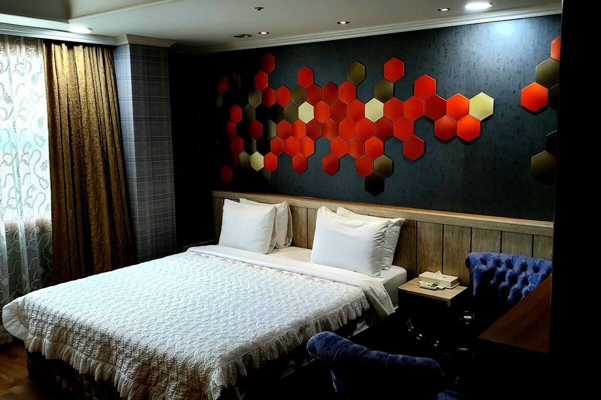 desk, laptop workspace, soundproofing, free wifi