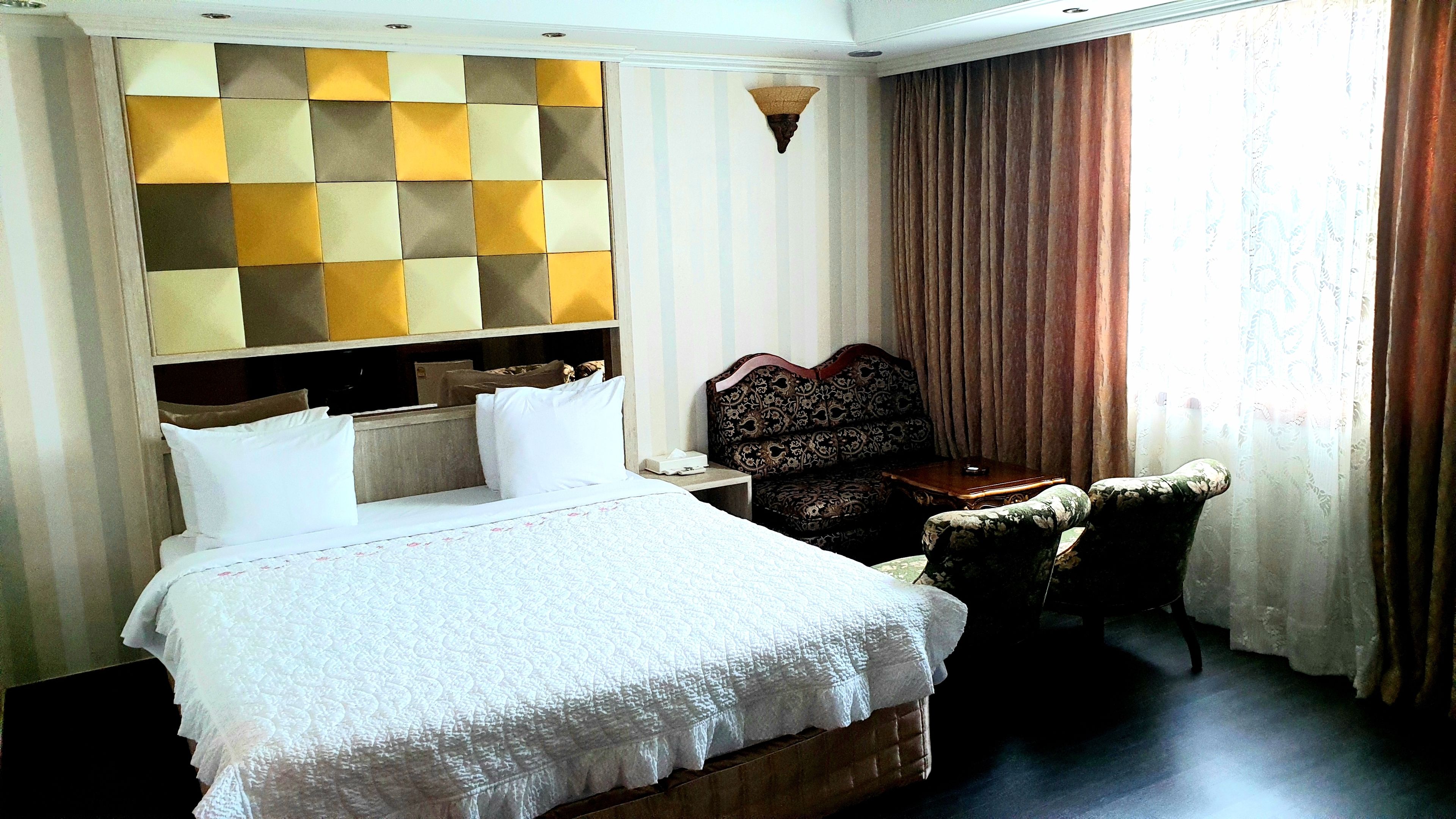 desk, laptop workspace, soundproofing, free wifi