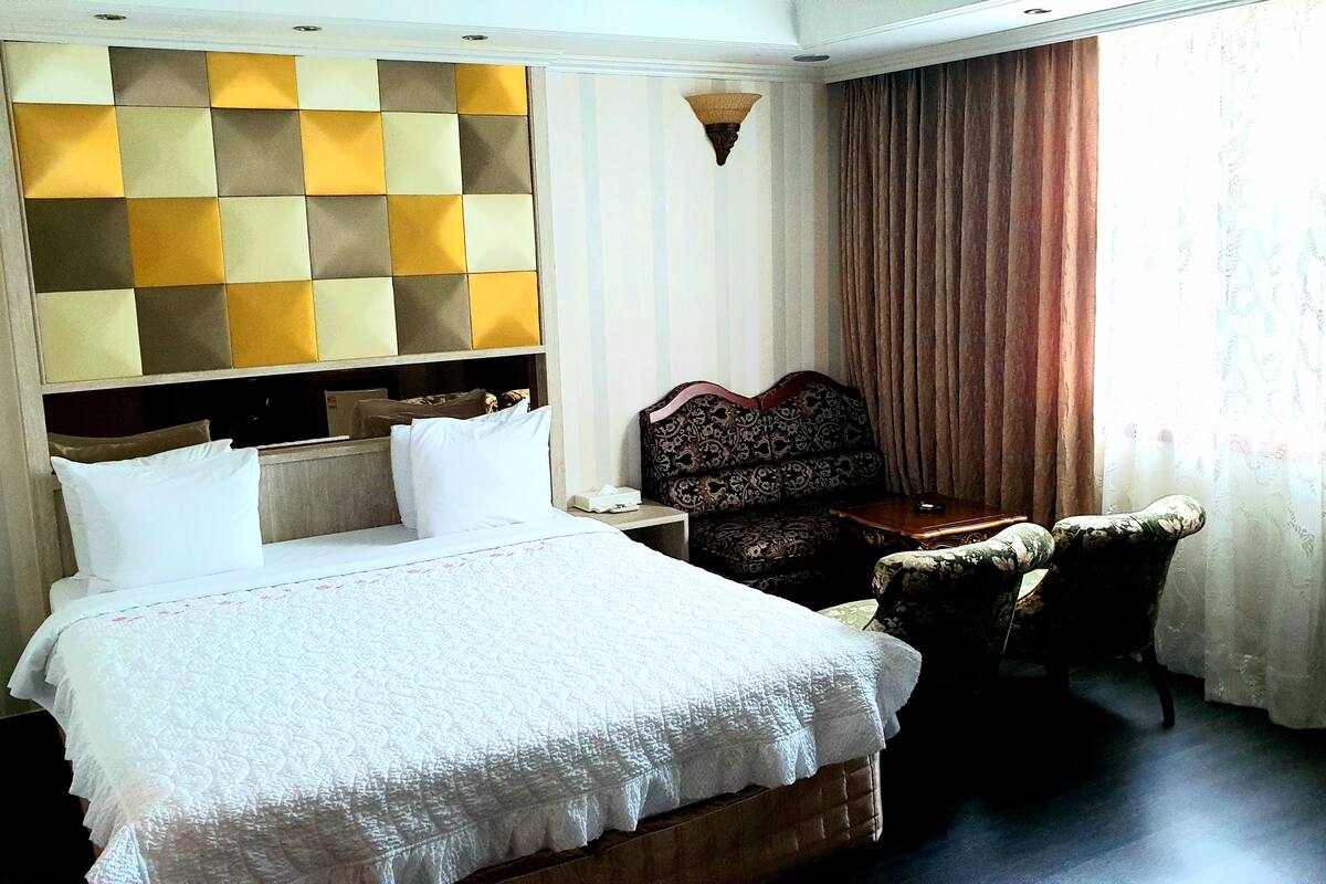 desk, laptop workspace, soundproofing, free wifi