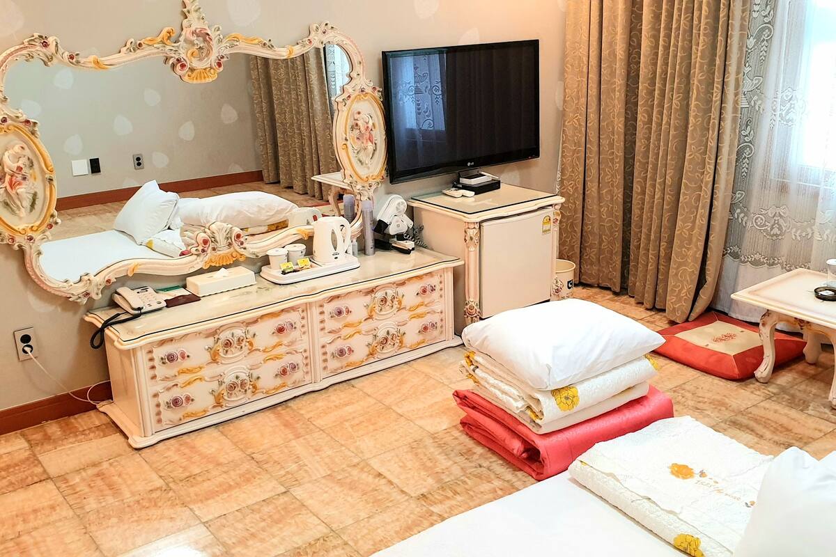 desk, laptop workspace, soundproofing, free wifi