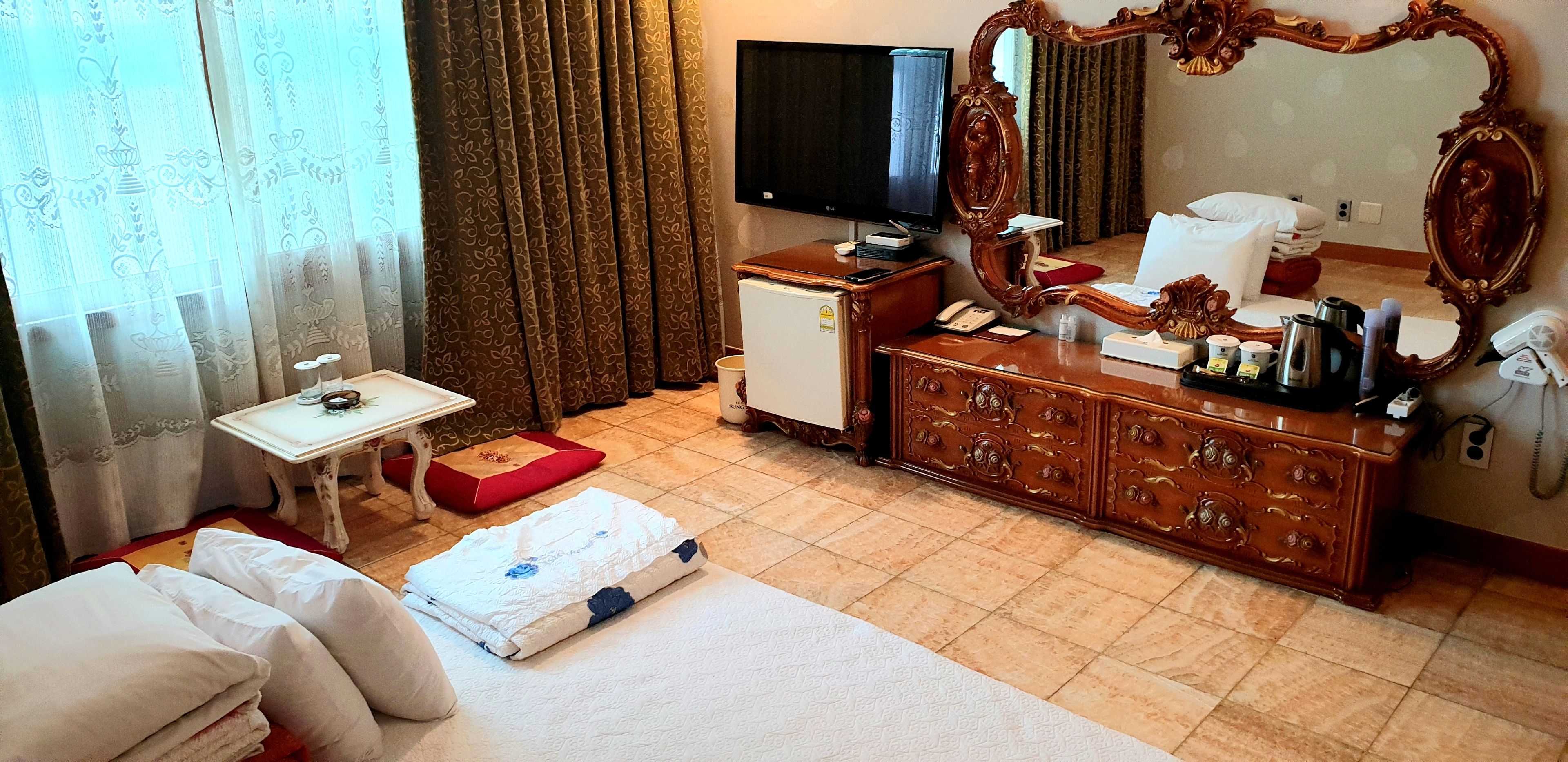 desk, laptop workspace, soundproofing, free wifi