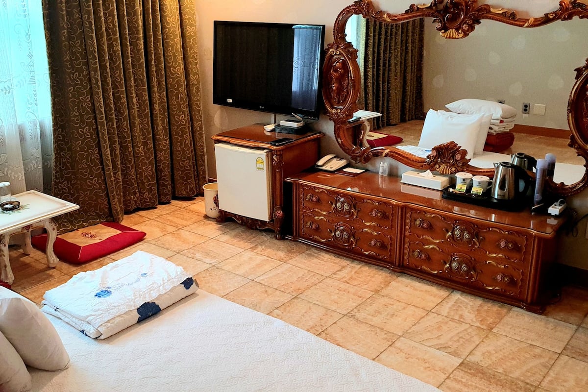 Schreibtisch, laptopgeeigneter Arbeitsplatz, schallisolierte Zimmer