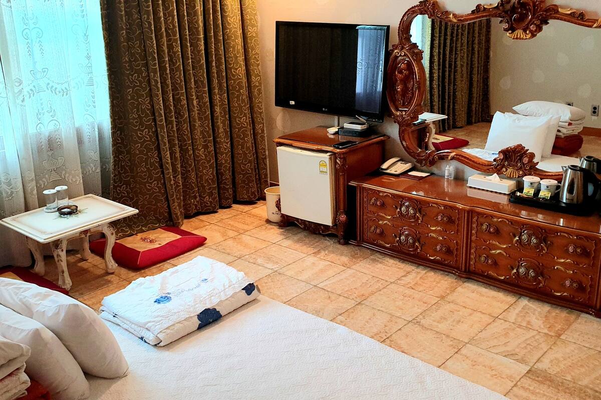 desk, laptop workspace, soundproofing, free wifi