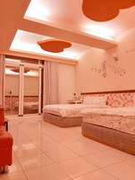 Escritorio, cortinas opacas, wifi gratis