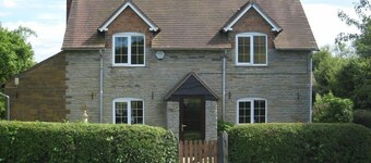 Macbeth Cottage - Sleeps up to 5 - Private Garden with HOT TUB