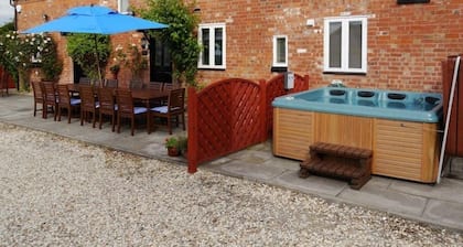 The Shakespeare Lodge - Sleeps up to 12 - Large HOT TUB