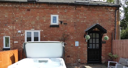 The Shakespeare Lodge - Sleeps up to 12 - Large HOT TUB