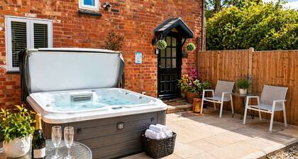 The Shakespeare Lodge - Sleeps up to 12 - Large HOT TUB