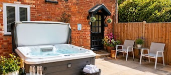 The Shakespeare Lodge - Sleeps up to 12 - Large HOT TUB
