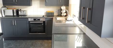 Kühlschrank, Mikrowelle, Ofen, Herdplatte