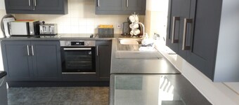 The Shakespeare Lodge - Sleeps up to 12 - Large HOT TUB