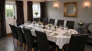 Banquet hall - The Shakespeare Lodge - Sleeps up to 12 - Large HOT TUB (Stratford upon Avon)