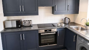 Fridge, microwave, oven, stovetop - The Shakespeare Lodge - Sleeps up to 12 - Large HOT TUB (Stratford upon Avon)