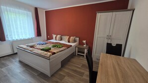 Un dormitorio moderno con cama, mesita de noche y armario.