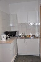 Apartamento básico, 2 habitaciones, no fumadores | Cocina básica privada | Cafetera o tetera, hervidor eléctrico y trona infantil