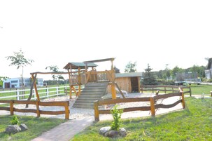 Zona de juegos infantil al aire libre