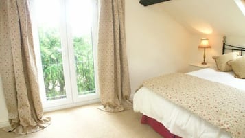 2 bedrooms, iron/ironing board, WiFi