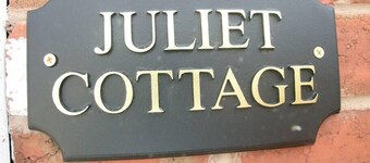 Juliet Cottage - Sleeps up to 3 - Large Hot Tub