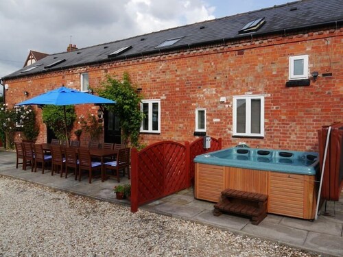 Juliet Cottage - Sleeps up to 3 - Large Hot Tub