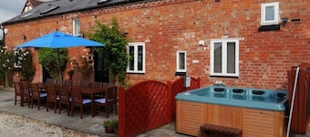 Juliet Cottage - Sleeps up to 3 - Large Hot Tub