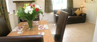 Juliet Cottage - Sleeps up to 3 - Large Hot Tub